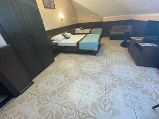 Гостевой дом Садко на Шевченко 79 Анапа Мансардный 3-х местный-3